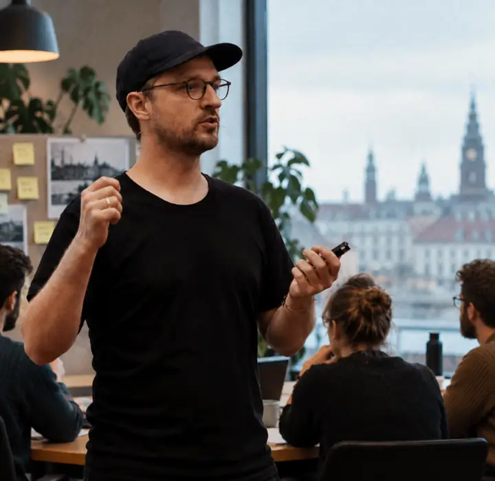 Teammitglieder von Seo Ai arbeiten in Kopenhagen zusammen